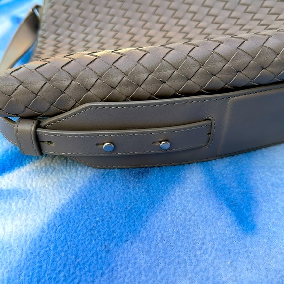 BOTTEGA VENETA Leather Intracciato Crossbody Crossbody Bag 🔥🔥🔥 - Picture 11 of 11